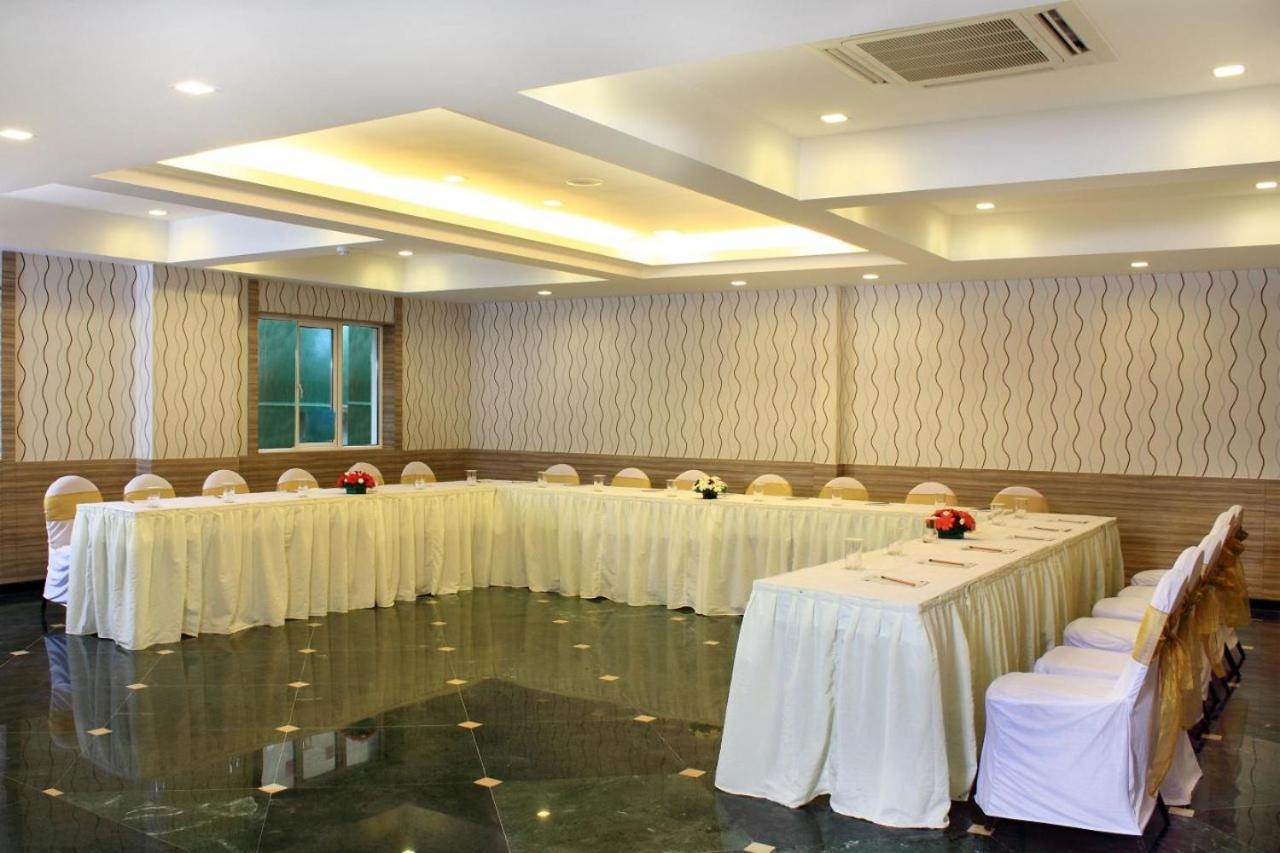 Hotel Crn Canary Bangalore Esterno foto
